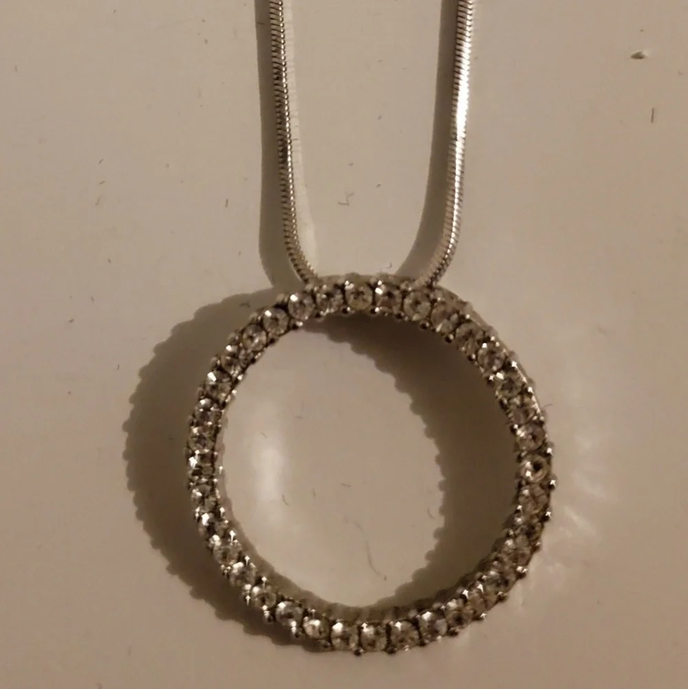 *N 📿 Rhinestone Circle Pendant Necklace